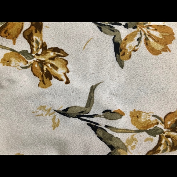 Flowery Top with Tie Front 🌻 - Picture 6 of 7